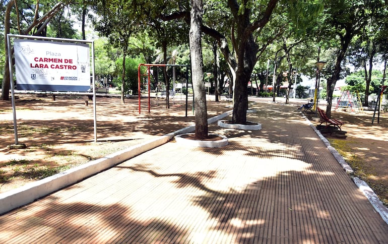 La plaza Carmen de Lara Castro se ubica en la avenida De la Victoria en el barrio San Pablo. 