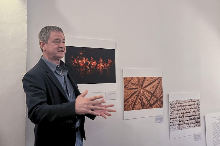 El fotógrafo paraguayo Fernando Allen durante la presentación este viernes en Madrid de la exposición "Jasy Kañy/Luna Escondida". La muestra, que acoge el Museo de América en Madrid en colaboración con la Embajada de Paraguay en España, reúne 45 obras de Allen.