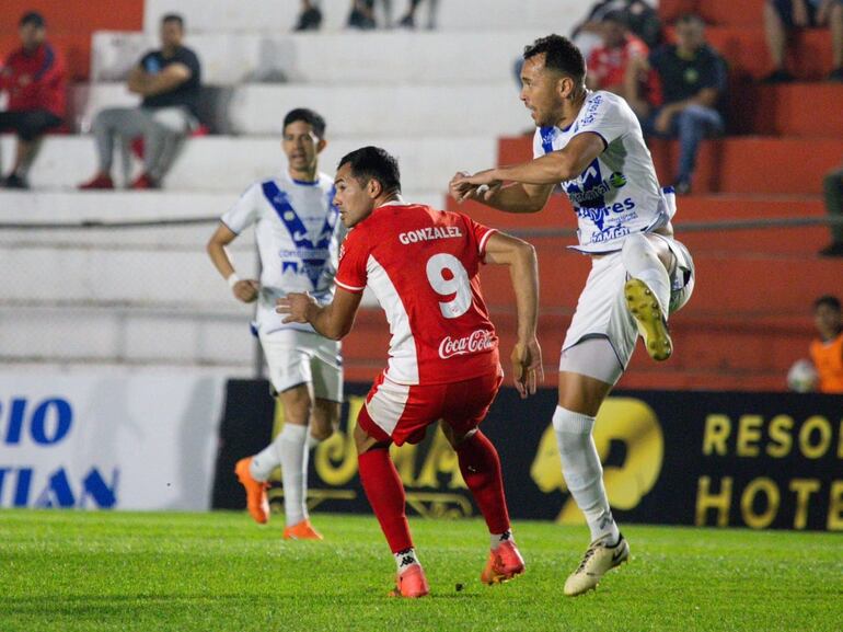 Clementino González, jugador de General Caballero de Juan León Mallorquín, pelea por le balón en un partido frente a Sportivo Ameliano por el torneo Clausura 2024 del fútbol paraguayo en el estadio Ka'arendy, en Juan León Mallorquín.