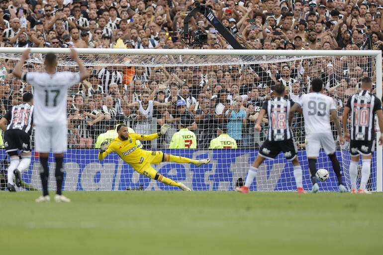 Éverson Felipe (c) de Mineiro recibe un gol de Alex Telles (fuera de cuadro) de Botafogo este sábado, en la final de la Copa Libertadores entre Atlético Mineiro y Botafogo en el estadio Más Monumental en Buenos Aires (Argentina). 