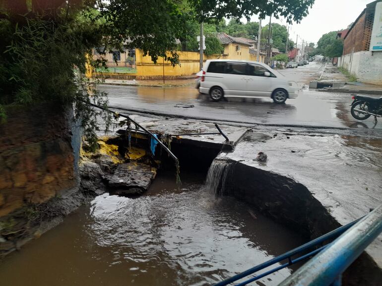 Raudales en Luque, donde el agua arrastró un vehículo y dos mujeres perdieron la vida.