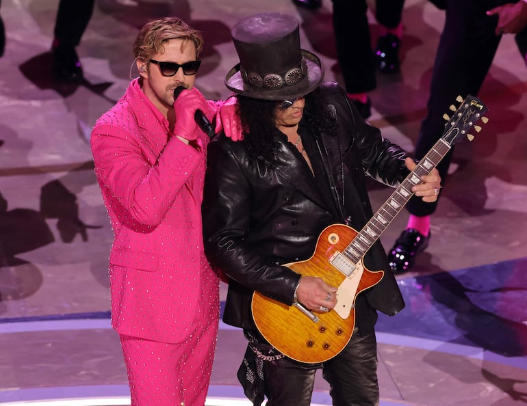 Ryan Gosling y Slash presentaron el tema 'I'm Just Ken' de la película Barbie. (Kevin Winter/Getty Images/AFP)
