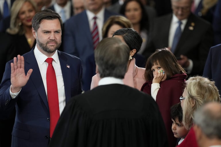 JD Vance (izq.) jura como vicepresidente ante el juez de la Corte Suprema Brett Kavanaugh mientras Usha Vance sostiene la Biblia en el Capitolio de Estados Unidos durante la investidura del presidente electo de Estados Unidos Donald Trump en Washington, DC, EE.UU., el 20 de enero de 2025.