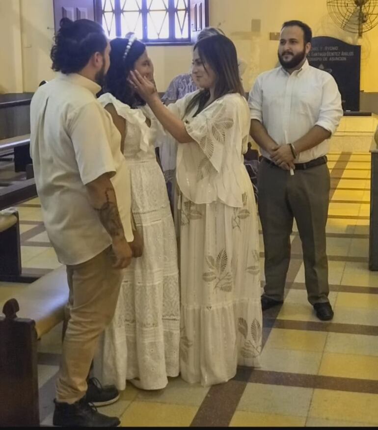 La dulce Sol recibe el saludo de su mamá Sofi Gómez Abreu tras ser bautizada ante el altar de la Catedral Metropolitana de Asunción. (Instagram/José Ayala)