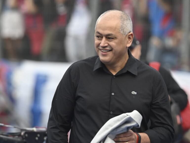 El paraguayo Francisco Arce, entrenador de Olimpia, ingresando al estadio La Nueva Olla para el superclásico con Cerro Porteño por la sexta fecha del torneo Clausura 2023 del fútbol paraguayo.