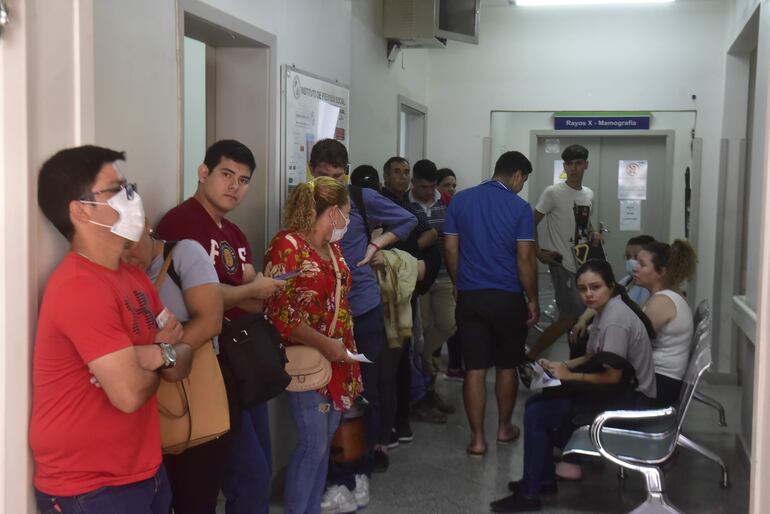 Pacientes en las urgencias del Hospital Boquerón del IPS.