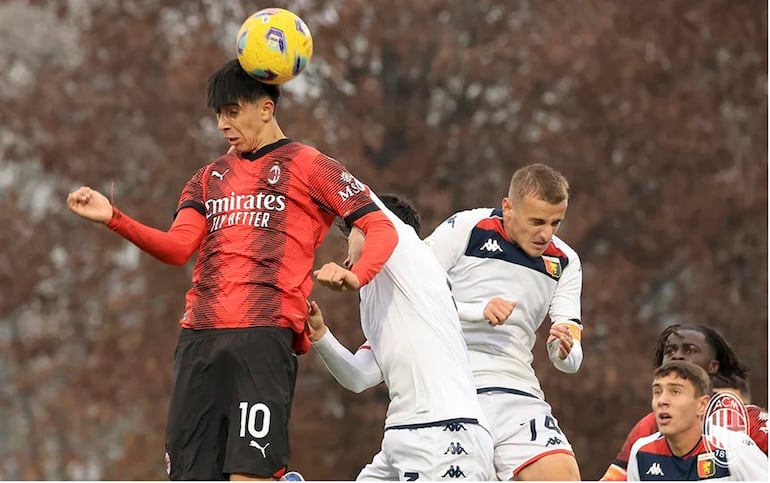 Hugo Cuenca anota con golpe de cabeza el gol de la victoria para el Milan U19 ante el Genoa U19.