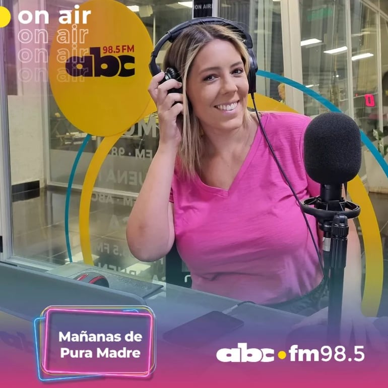 Denise Hutter conduciendo Mañanas de Pura Madre por ABC FM. (Instagram/ABC FM 98.5)