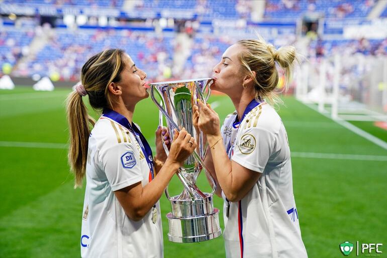 Danielle van de Donk y Ellie Carpenter besando el trofeo de la Liga de Campeones Femenina que conquistaron jugando con el Lyon francés. 
De	silverio.rojas <silverio.rojas@abc.com.py>
Destinatario	Foto <foto@abc.com.py>
Fecha	02-01-2024 15:00