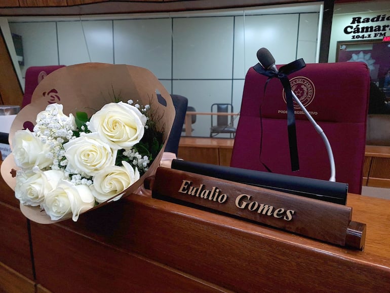 Un diputado homenajeó con rosas blancas a su fallecido colega "Lalo" Gomes.