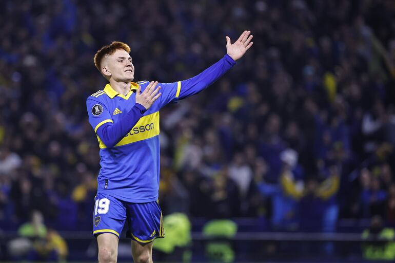 Valentín Barco de Boca celebra tras ganar la serie de penaltis en un partido de los octavos de final de la Copa Libertadores entre Boca Juniors y Club Nacional en el estadio La Bombonera en Buenos Aires (Argentina).