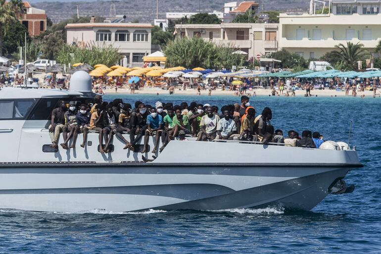 En esta imagen de archivo, nuevos inmigrantes llegan en un barco de la Guardia di Finanza al puerto de la isla italiana de Lampedusa, el 15 de septiembre de 2023 (Ilustrativa).