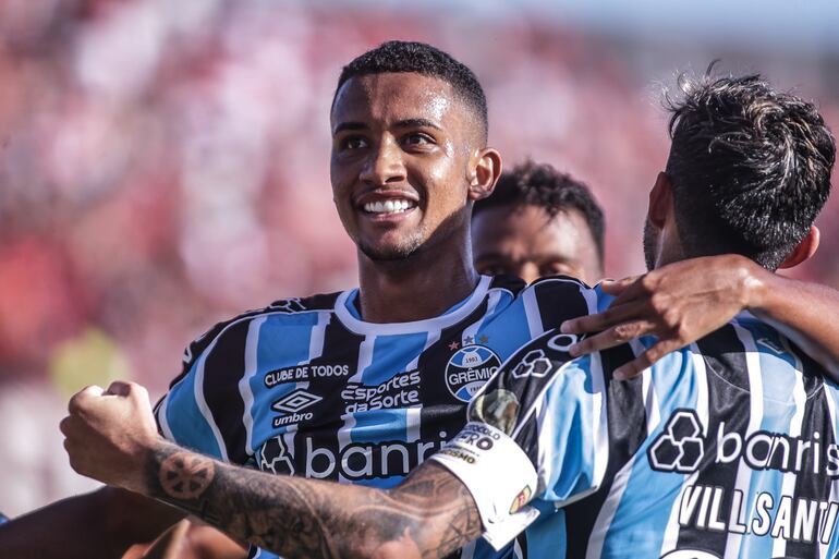 Mathías Villasanti (d), futbolista de Gremio de Porto Alegre, festeja un gol con André Henrique (i) en el partido contra Brasil de Pelotas por el Estadual Gaúcho 2024.