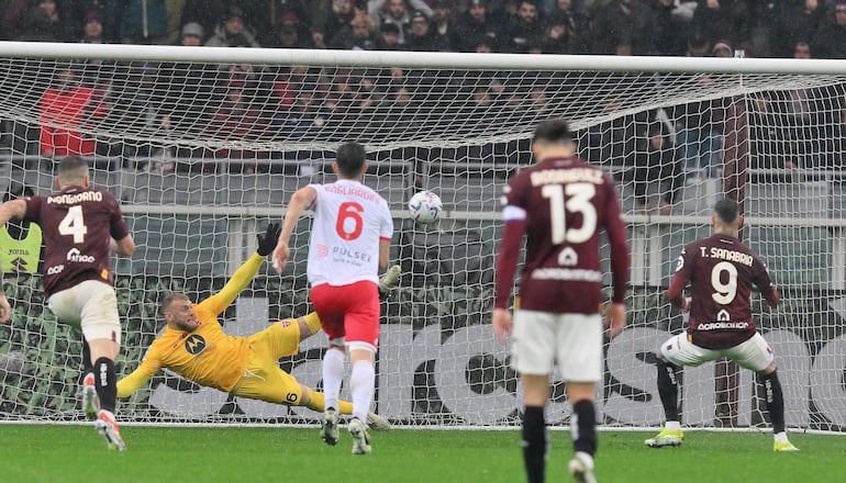 El paraguayo Antonio Sanabria (9), futbolista del Torino, ejecuta un penal en el partido contra el Monza por la jornada 30 de la Serie A de Italia.
