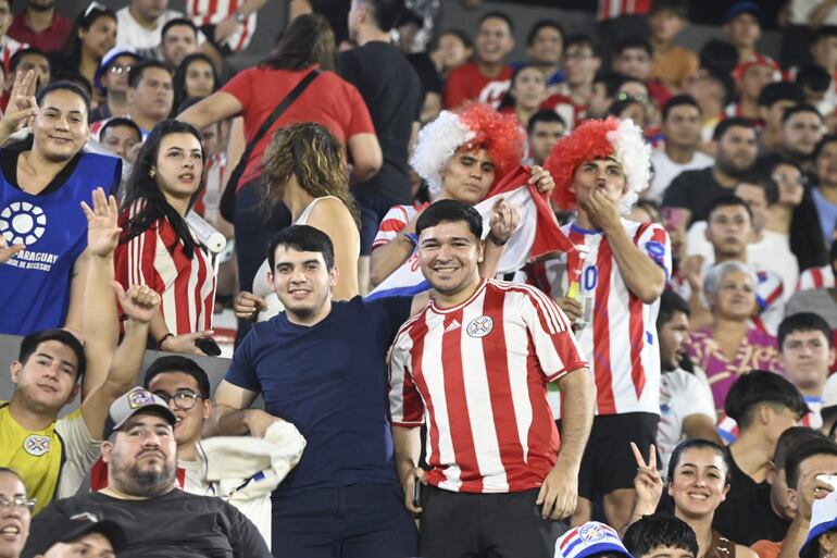 Los aficionados de Paraguay en el estadio Defensores del Chaco en la previa del partido contra Brasil por las Eliminatorias Sudamericanas 2026.