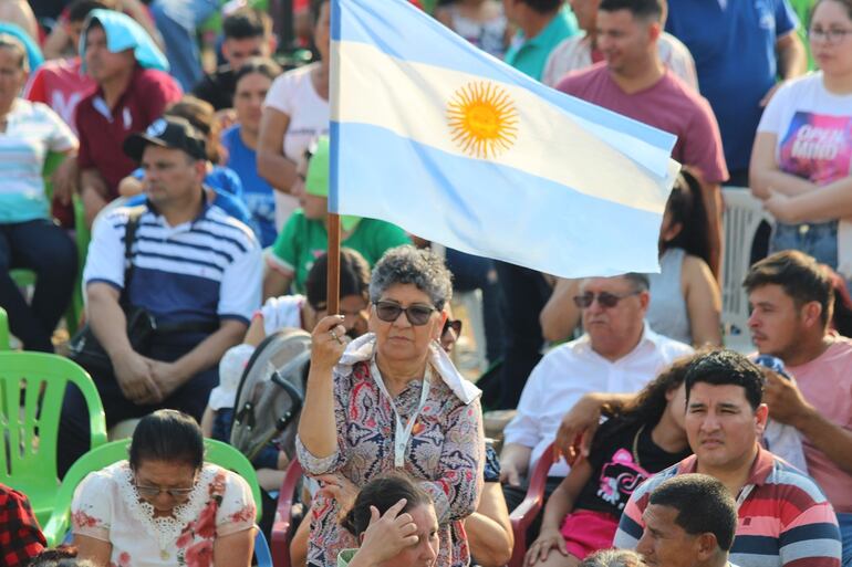 Importante concurrencia de peregrinos en la basílica de Caacupé.