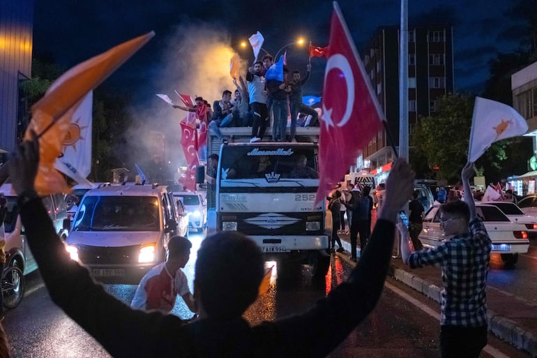 Seguidores de Erdogan realizan celebraciones en las calles de Turquía. 