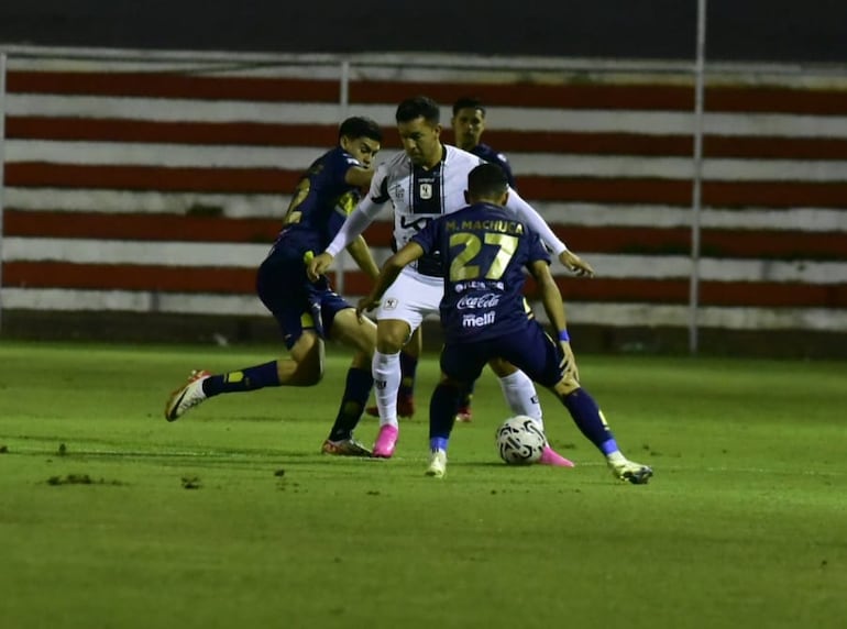 Néstor Camacho tiene el balón y trata de llegar hasta el arco de Quiñónez