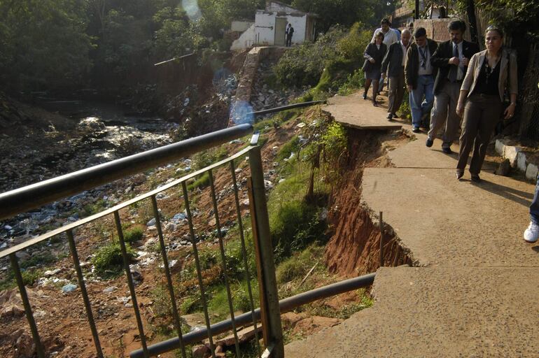 El recorrido realizado por la comitiva encabezada por el fiscal Arnaldo Giuzzio abarcó distintas obras realizadas en Lambare. La acusación se presentó en el 2007 y la causa prescribió diez años después. 