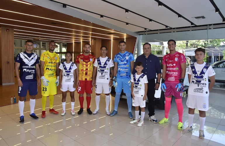 Varios jugadores,  jugadora y chicos junto al presidente del Sportivo Ameliano, Héctor Melgarejo, en la presentación de la casaca.