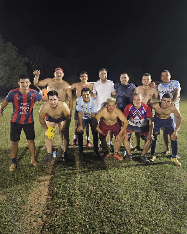 El embajador Ramin Navai posando con los muchachos tras el partido de fútbol. 
(Instagram/Ramin Navai)