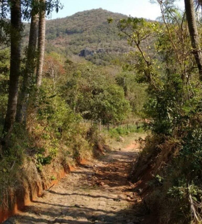 Llegar al Cerro Acahay y desde ahí divisar las serranías que rodean al distrito es un buen plan. 