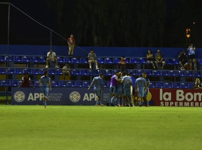 Jugadores de Resistencia celebrando el gol de Estifen Díaz, que significó la remontada.