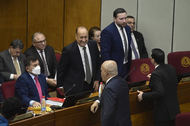 Senadores colorados de diversas bancadas en la sesión del miércoles.