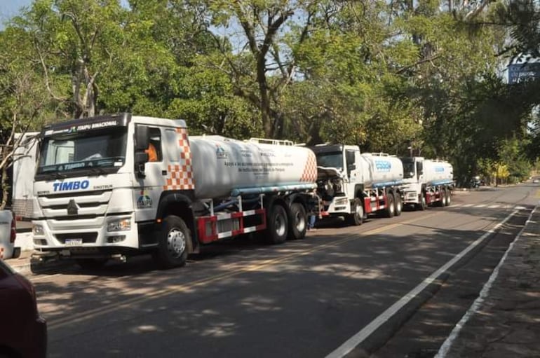 Camiones cisternas con agua proveída por la Secretaría de Emergencia Nacional a los barrios de San Bernardino.