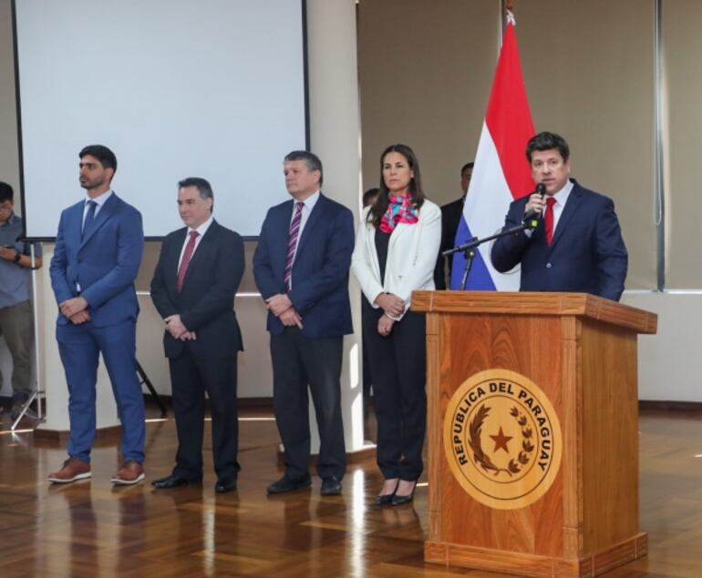 El nuevo ministro de Industria y Comercio, Javier Giménez, junto a su gabinete.