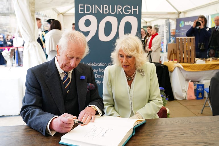 Los reyes británicos Carlos y Camila participaron de varios actos en conmemoración de los 900 años de Edimburgo. (Jane Barlow / POOL / AFP)