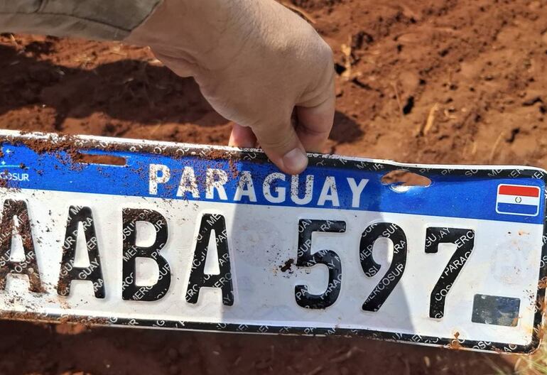 La chapa encontrada con el vehículo en el río.