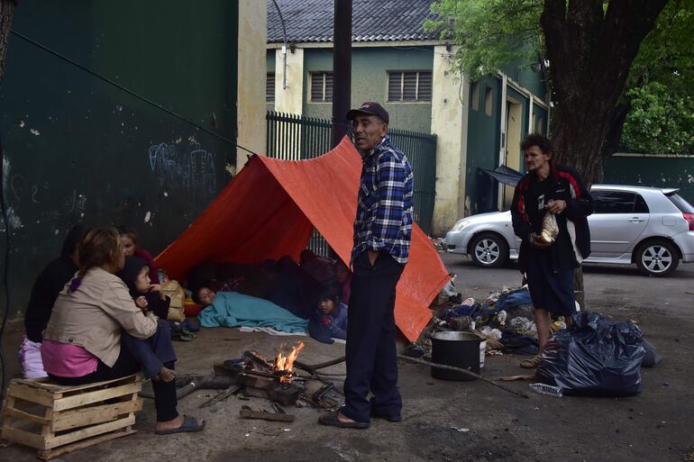 Indígenas cercados por la Policía en vereda del predio de la Intendencia Militar donde se ubica el Indi, sobre Artigas, buscando que no cierren la avenida.