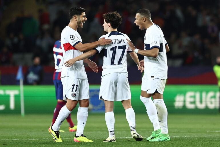 Kylian Mbappé (d), futbolista del París Saint-Germain, celebra un gol en el partido frente al Barcelona por la revancha de los cuartos de final de la Champions League en el estadio Olímpico de Montjuic, en Barcelona, España.