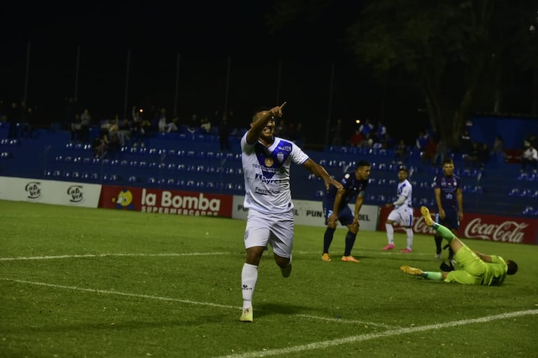 Celebración de Milciades Adorno tras anotar uno de los goles de Ameliano