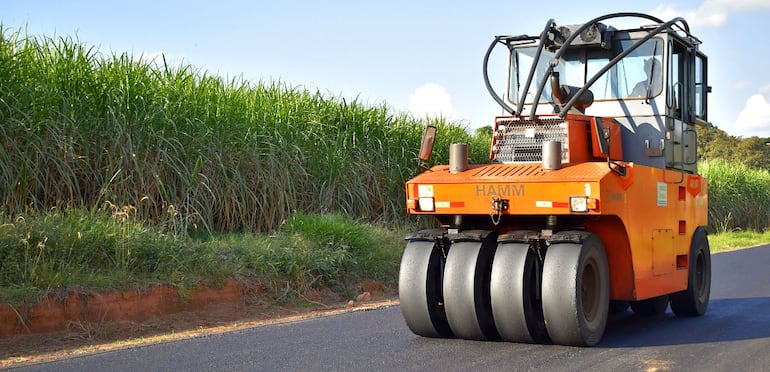 Un equipo vial  realiza la compactación  del asfalto  colocado en los últimos seis kilómetros que quedan para completar el pavimentado   de la “Ruta de la Caña”, una zona de gran producción de caña de azúcar.