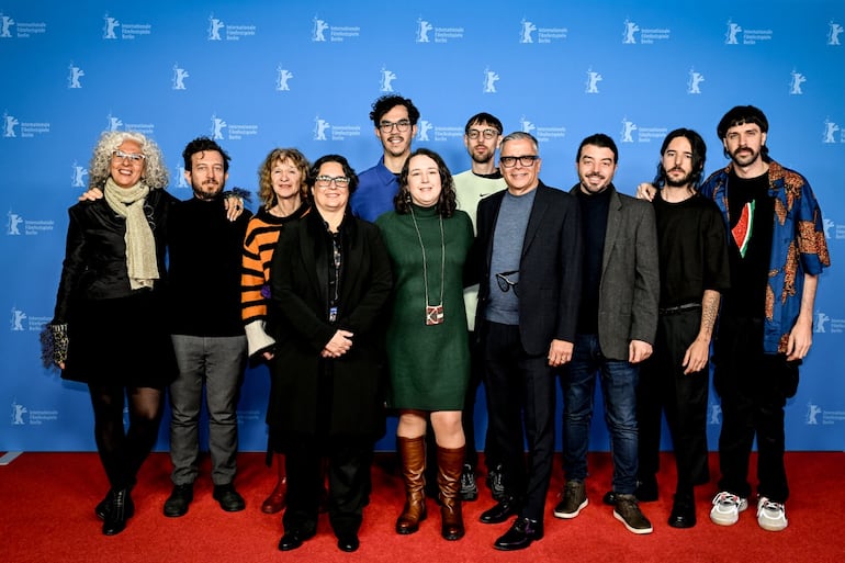 El equipo de la película "Bajo las banderas, el sol", en la alfombra roja de la Berlinale antes del estreno.