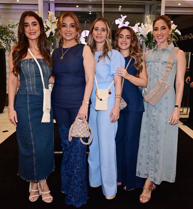 Mariana Frutos, Carla Bogarín, Natalia Frutos, Karina Frutos y Bianca Bogarín. 