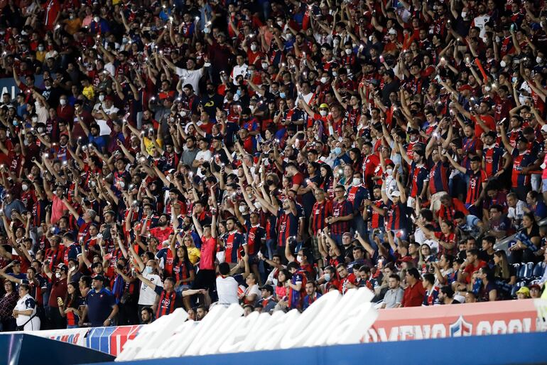 Imágenes de la hinchada de Cerro Porteño. Según relataron desde Brasil, constantemente se apoyan entre sí con la barra del Cruzeiro. 