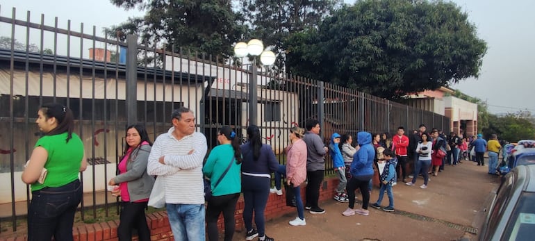 Muchas personas esperan en fila la apertura de la  atención en el laboratorio del Hospital Regional de Ciudad del Este.