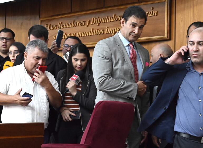 Silvio Ovelar (ANR, HC), titular del Senado.  De fondo se ve el cartel que mandó instalar cuando no era cartista.