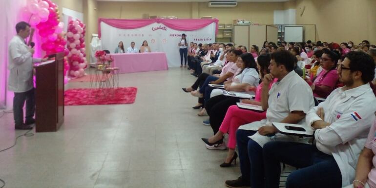 Acto de homenaje a funcionarias sobrevivientes de cáncer en el Hospital General de Luque.