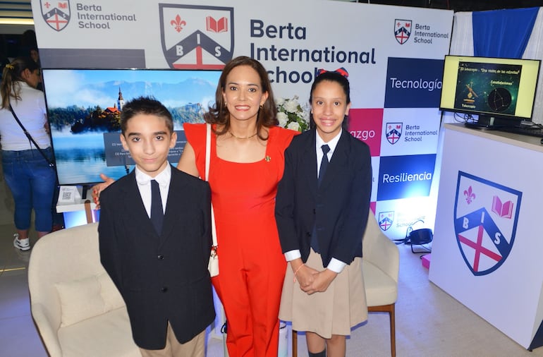 Yadhiel González, Bertha María González de Sosa y Ana Paula Benítez.