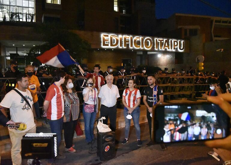 Manifestación frente a Itaipú (Archivo).