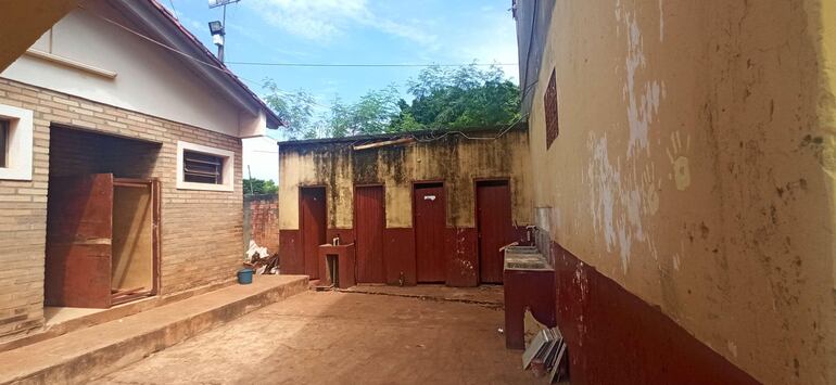 Situación edilicia de una escuela de Ciudad del Este. El déficit en infraestructura asciende en unos 410 millones de dólares en Paraguay.