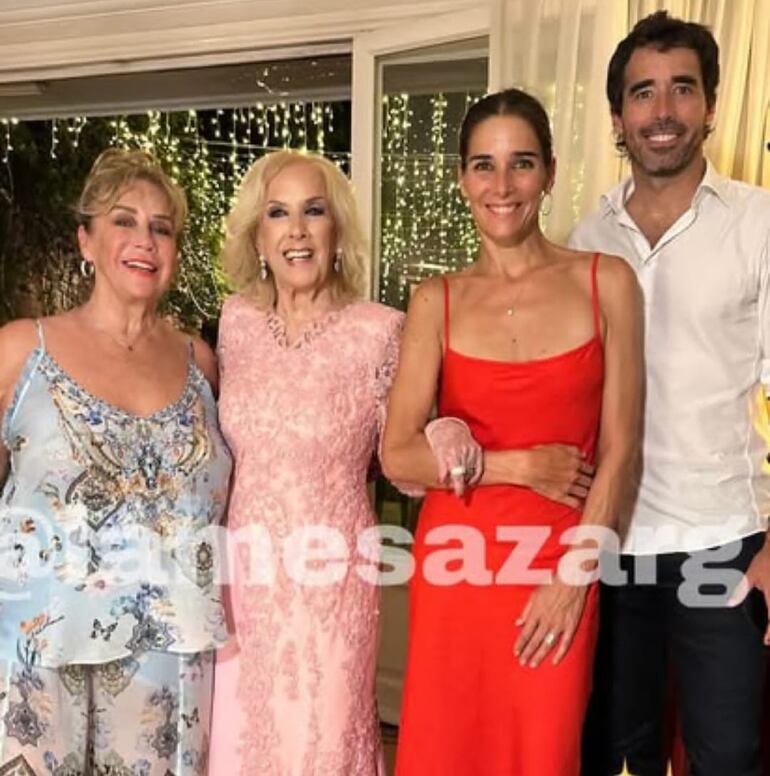 La cumpleañera Mirtha Legrand con su hija Marcela Tinayre y sus nietos Juanita y Nacho Viale. (Captura de la historia de Instagram de La Mesaza)