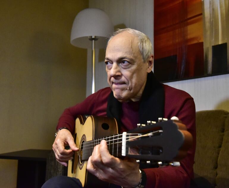 Apenas agarra la guitarra, las melodías comienzan a brotar de entre los dedos de Toquinho. El artista apuesta a la espontaneidad y la autenticidad en sus espectáculos.