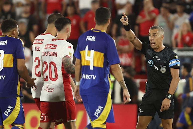 Argentinian referee Hernan Mastrangelo (R) gestures during the Argentine Professional Football League Tournament 2024 'Cesar Luis Menotti' match between Huracan and Boca Juniors at Tomas Adolfo Duco stadium in Buenos Aires on November 23, 2024. (Photo by ALEJANDRO PAGNI / AFP)