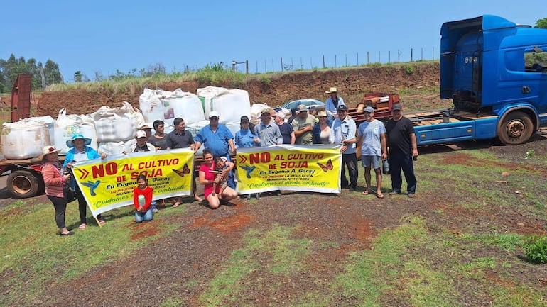 Los pobladores organizados lograron que los operarios devolvieran la semilla de soja, defendiendo la protección de la Cordillera del Ybytyruzú. (foto archivo)