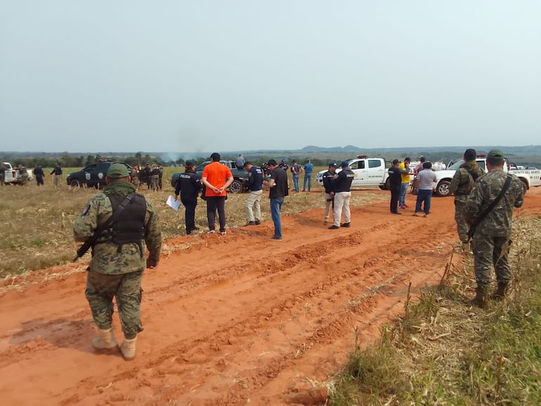 Agentes policiales el jueves en la estancia "La Reina", en la zona de Capiibary.